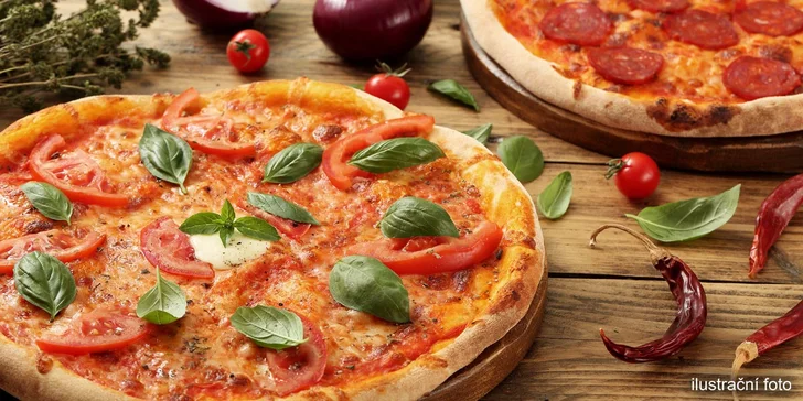 Výtečná pizza s křupavými okraji a bohatou oblohou