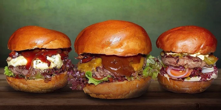 Naducané burgery z Tom's Burger včetně hranolků, salátu Coleslaw a piva