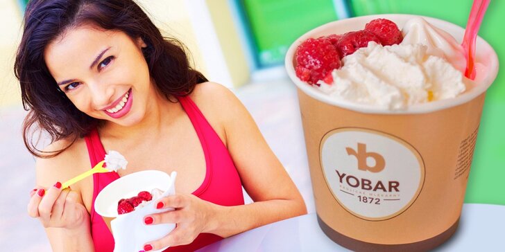 Zdravé osvěžení – bílý frozen yogurt s horkými malinami a šlehačkou