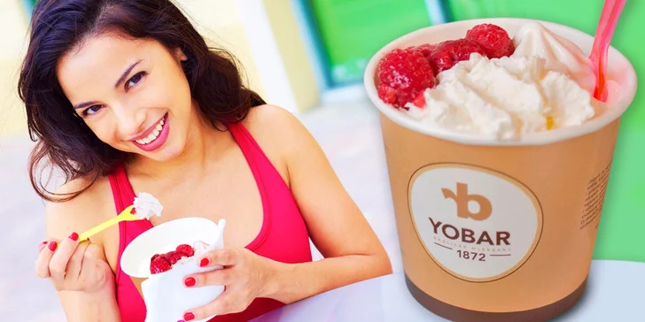 Osvěžující frozen yogurt s horkými malinami a šlehačkou