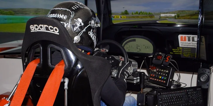 Bezstarostná jízda v simulátoru iRacing