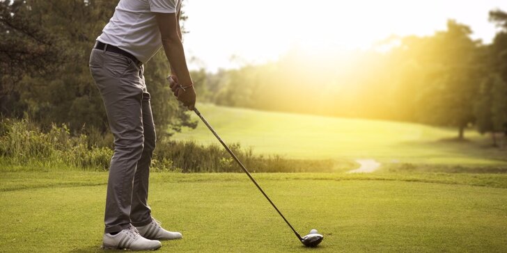 Tři golfové hole Dunlop, míčky a tee + 3 lekce s trenérem a 1x volné fee
