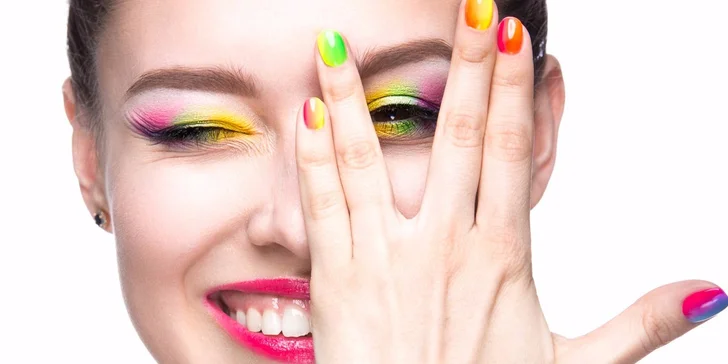 Krásné a upravené nehty luxusní kosmetikou Crystal Nails