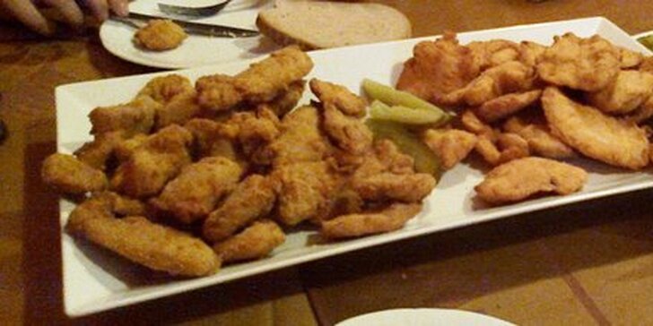 1,5kilová mísa kuřecích a vepřových řízečků v restauraci U Bizona