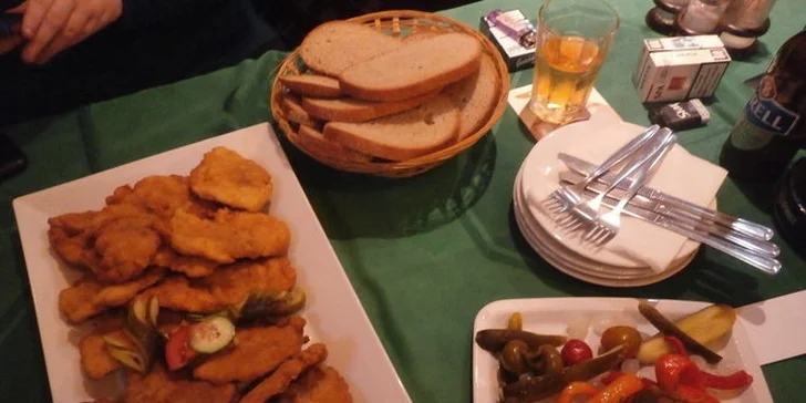 1,5kilová mísa kuřecích a vepřových řízečků v restauraci U Bizona