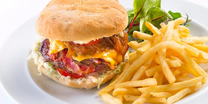 Pěkně rostlý burger s bohatou náplní, hranolky a salátkem coleslaw
