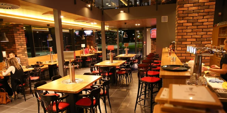 Pěkně rostlý burger s bohatou náplní, hranolky a salátkem coleslaw