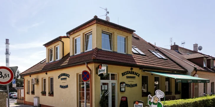 1 kg pikantně pečených kuřecích křidélek s hranolky a omáčkami