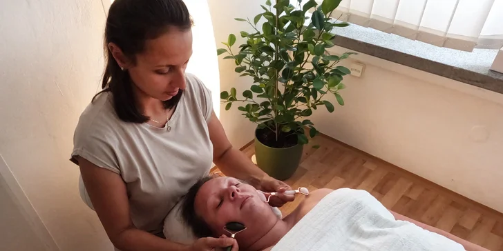 Odpočinete si během obličejové masáže gua sha...