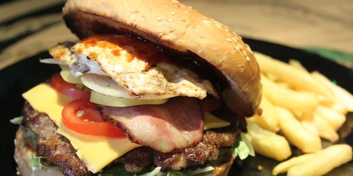 Skvělá bašta: 150g hamburger Elektra a hranolky.