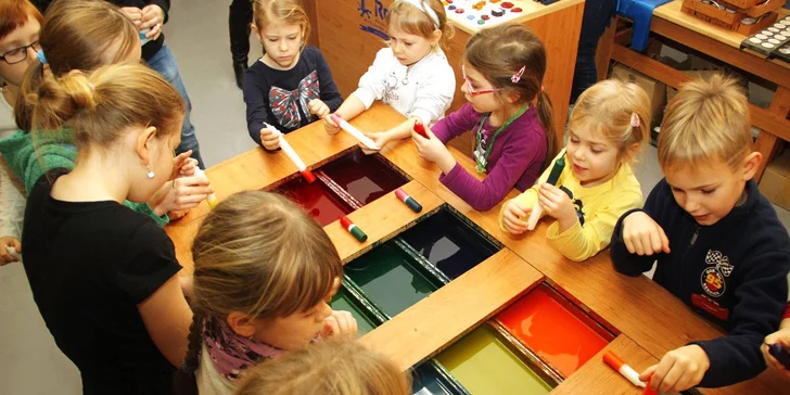 Zábavné vyrábění svíček a koupelové soli v tvůrčí dílně Rodas