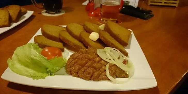 200g tatarák z hovězí svíčkové a 8 dozlatova opečených topinek