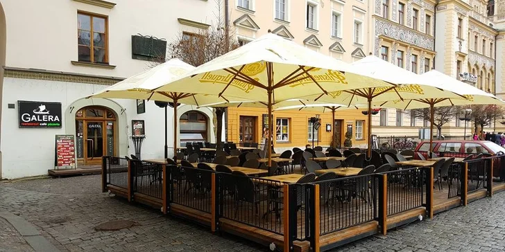 2 originální pizzy podle výběru v oblíbené italské ristorante Galera