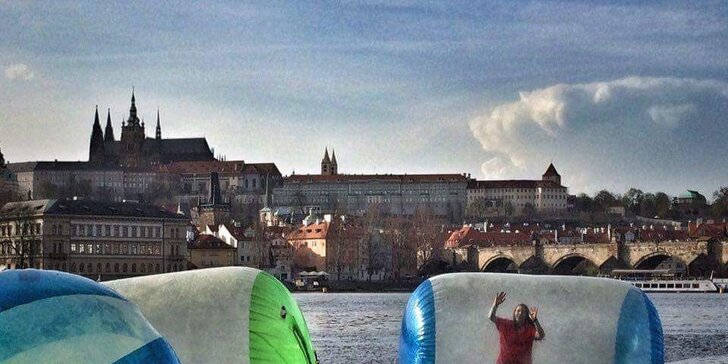 Proběhněte se po Vltavě: 10 min. vzrušující zábavy v zorbingové kouli