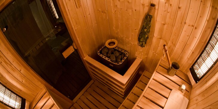 Hodinový wellness balíček: welcome drink, relaxační masáž a prohřívání v sauně