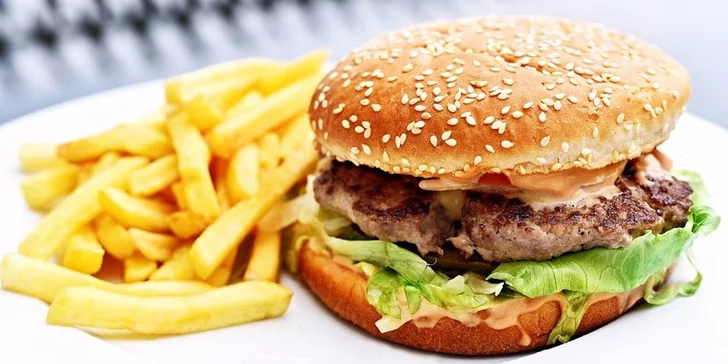Burgery klasik nebo našlapaná XXXL menu na Novotného lávce