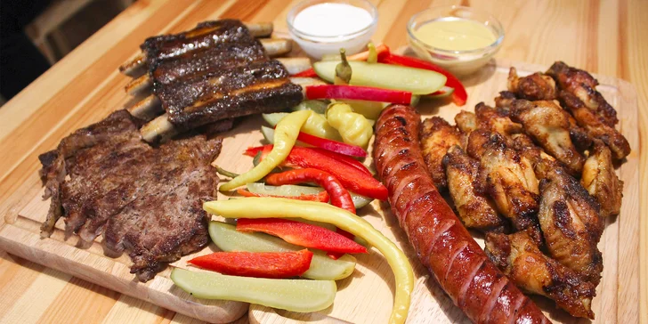 Velké masové prkno Hloupého Honzy plné dobrot až pro 4 osoby