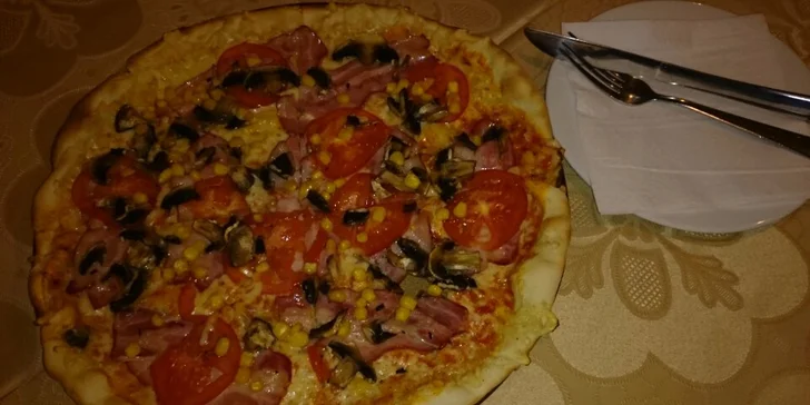 Dvě pizzy plné chutných ingrediencí