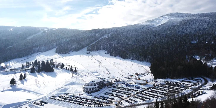 V nabídce je i varianta se skipasem pro děti do areálu Czarná Góra, který je jen 50 m od hotelu.