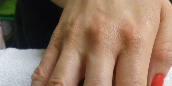 Shellac se nanáší jako lak, ale má trvanlivost jako gel.
