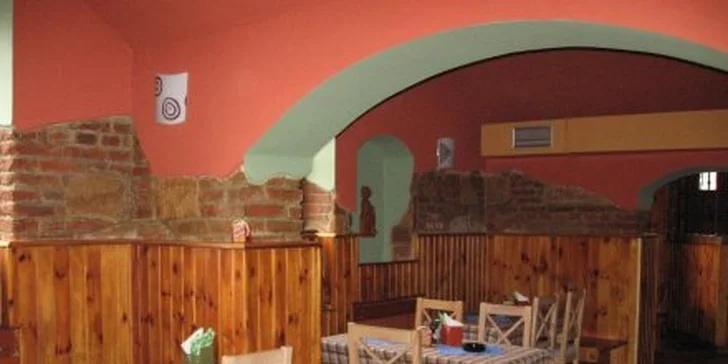 120 Kč za nakládaný hermelín na grilu a medailonky z vepřové panenky. Dvě poctivá jídla z restaurace "U Ševců" s 54% slevou.