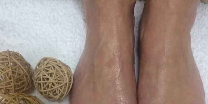 Péče o chodidla - mokrá pedikúra, peeling, masáž a lakování