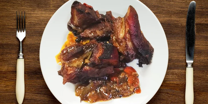 1,2 kg pomalu pečeného vepřového kolena bez kosti a košík pečiva