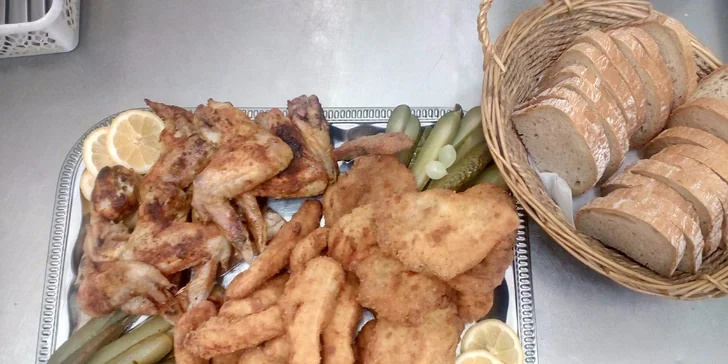 Nálož řízků a grilovaných kuřecích křidélek v Restauraci Pod Jasanem