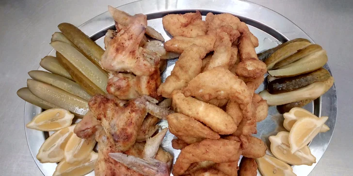 Nálož řízků a grilovaných kuřecích křidélek v Restauraci Pod Jasanem