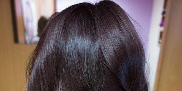 Šmrncovní střih a zesvětlení vlasových konečků nebo celých délek vlasů