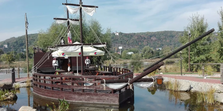 Vstupy na pirátský minigolf pro dospělého nebo dítě v Modřanech