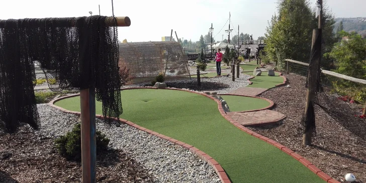 Vstupy na pirátský minigolf pro dospělého nebo dítě v Modřanech
