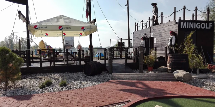 Vstupy na pirátský minigolf pro dospělého nebo dítě v Modřanech