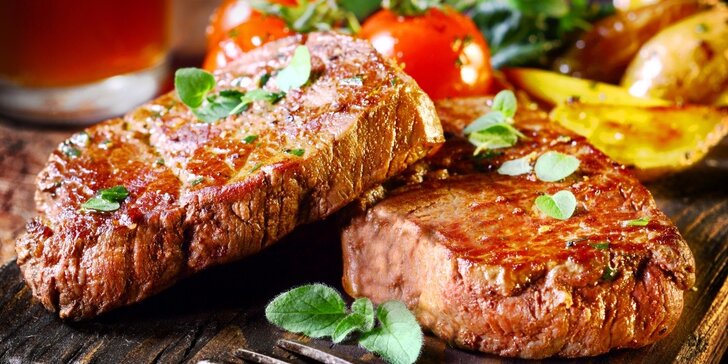 Dobroty z grilu: steak z krkovice, kuřecí prsíčka i zelenina