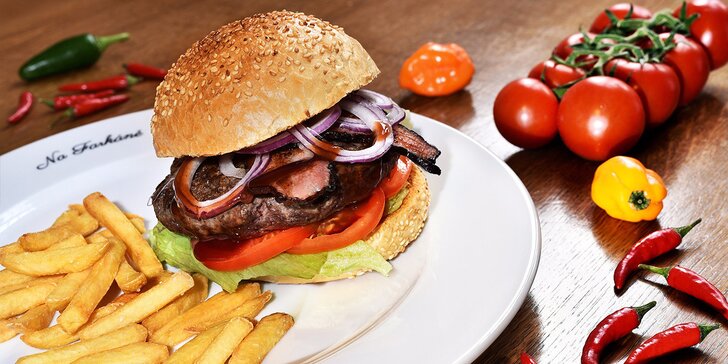 Šťavnatý burger: Ostrý s chilli papričkami nebo jemný s brusinkami