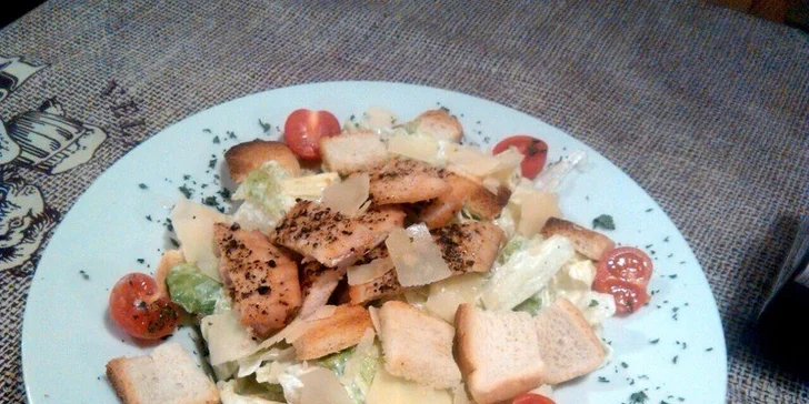 Lahodný Caesar pro jednoho nebo dva v restauraci U Rumpálu