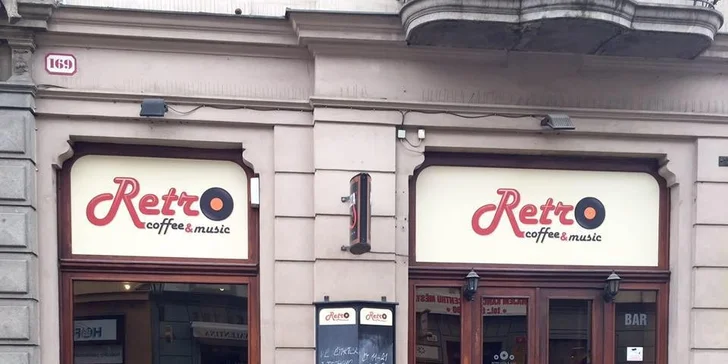 Dvě kávy a luxusní zákusky v příjemné kavárně Retro