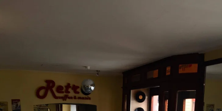 Dvě kávy a luxusní zákusky v příjemné kavárně Retro
