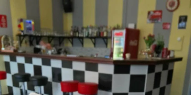 Dvě kávy a luxusní zákusky v příjemné kavárně Retro