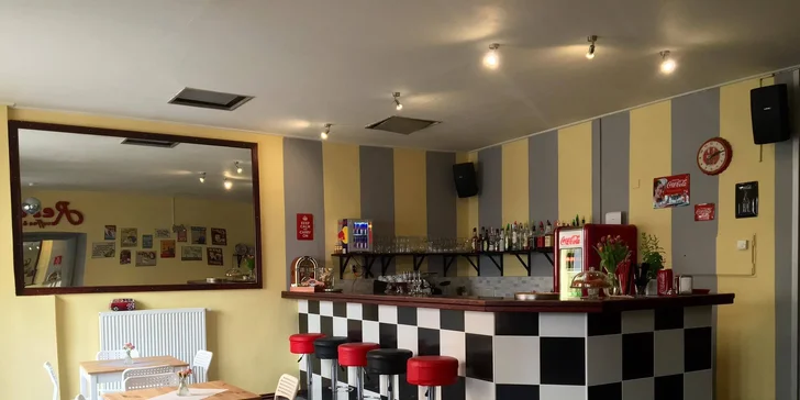 Dvě kávy a luxusní zákusky v příjemné kavárně Retro