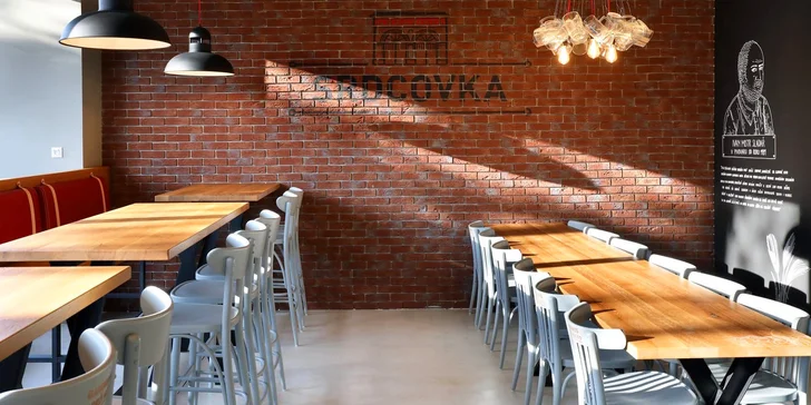  Restaurace se nachází cca minutu chůze od zastávky Litvínov, Citadela.
