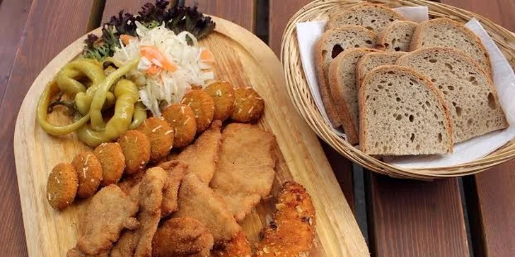 600 g smažených dobrot v hokejové baště Kometa Pub