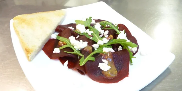 Carpaccio z červené řepy a steakové menu pro dva
