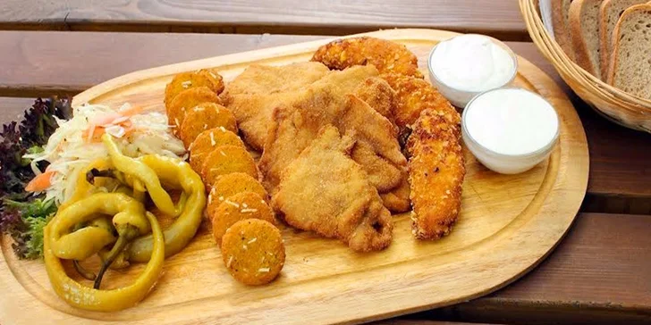 600 g smažených dobrot v hokejové baště Kometa Pub