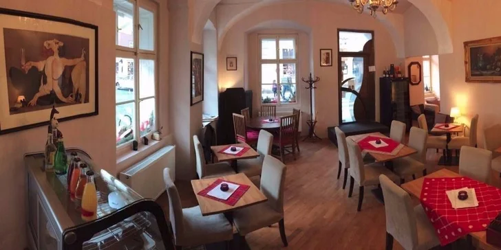 Dva domácí dezerty a dvě kávy ve francouzské kavárně na Malé Straně