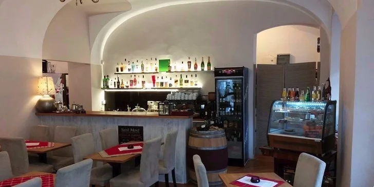 Dva domácí dezerty a dvě kávy ve francouzské kavárně na Malé Straně