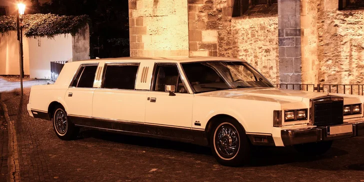 Luxus na čtyřech kolech: Minibar, špičkové stereo a pořádná dávka frajeřiny