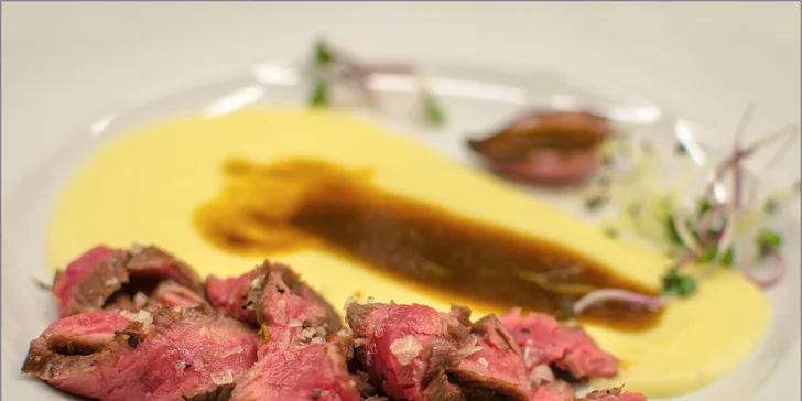 Flank steak s maldonskou kouřovou solí podávaný s bramborovo-kukuřičným pyré, rukolové pesto
