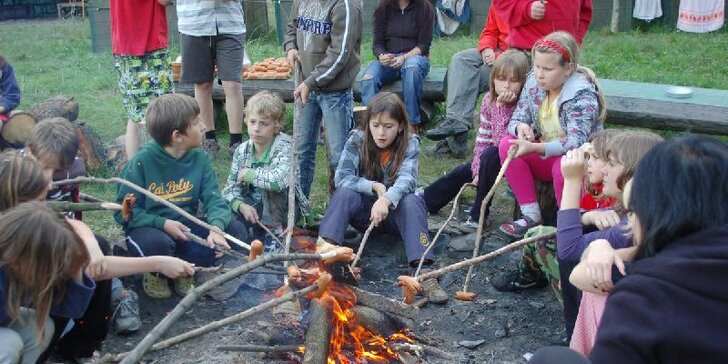 Prázdninový tábor Rikitan pro děti od 7 let. Zažijte 11denní dobrodružství jako Rychlé šípy v nádherné přírodě kolem Telče. Včetně jídla a dopravy busem!