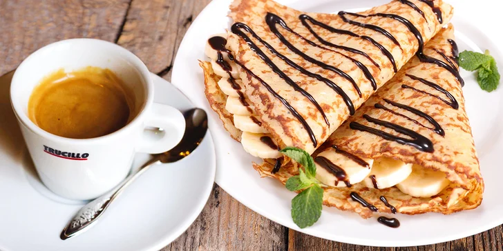 Dvě francouzské crepes s karafou vína a teplým nápojem dle výběru